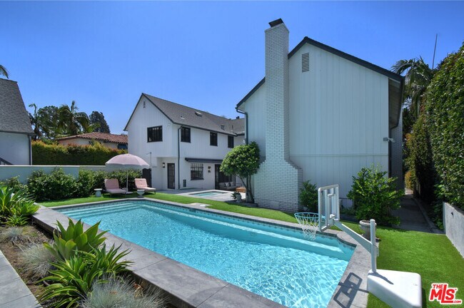 Building Photo - 5005 Los Feliz Blvd