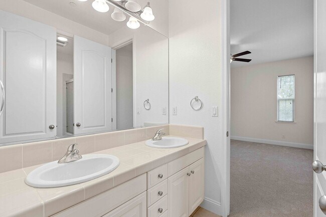 Building Photo - Spacious 3 Bedroom, 3 Bathroom Home with P...