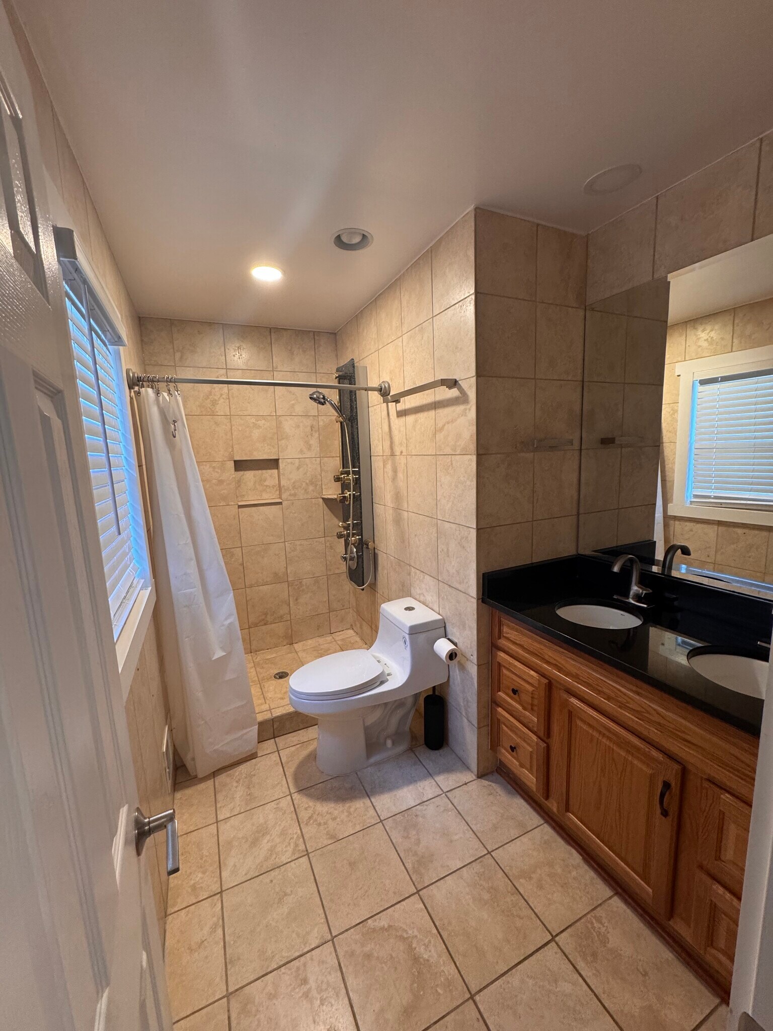 Large bathroom, double sink. - 6569 Braddock Rd