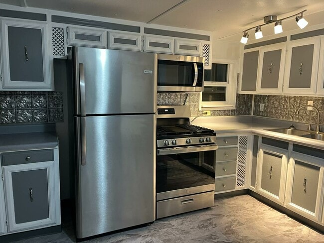 Primary Photo - 3189 Eastview Rd