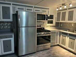 Building Photo - 3189 Eastview Rd