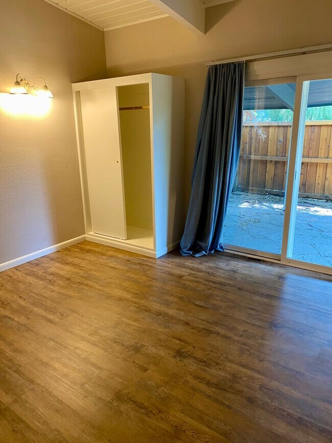 Building Photo - Available for 2025-2026 Fall Pre-Leasing: ...