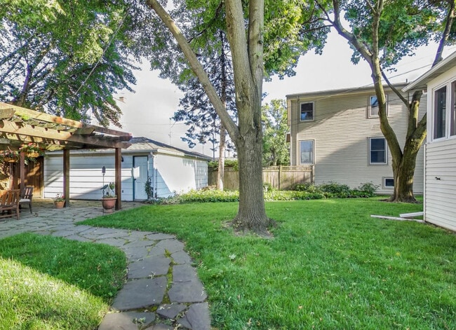 Building Photo - 804 S Grove Ave