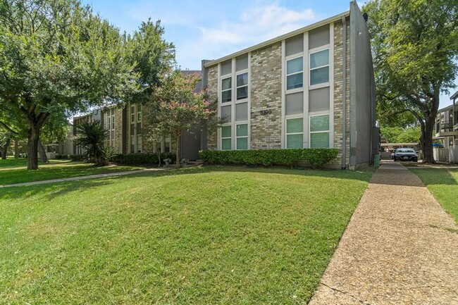 Building Photo - Gorgeous New Remodeled 2 Bedroom Condo nea...