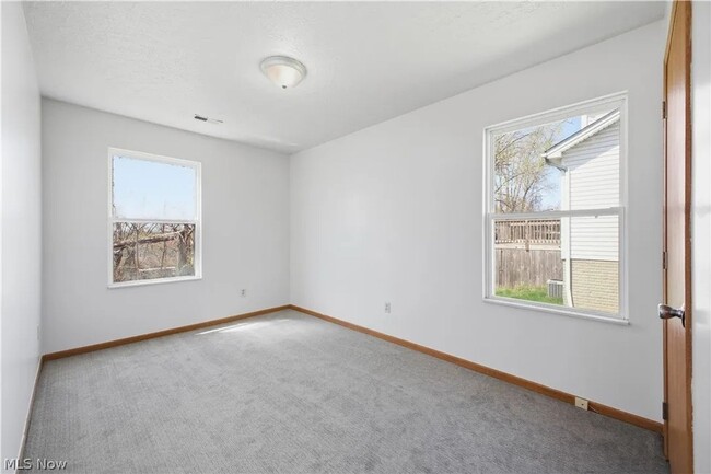 Building Photo - 127 Blackburn St