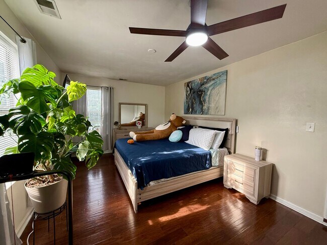 Building Photo - Beutifully updated 4 bed 2.5 bath home with large yard!