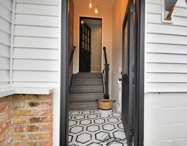 Building Photo - 635 E Prairie Ave