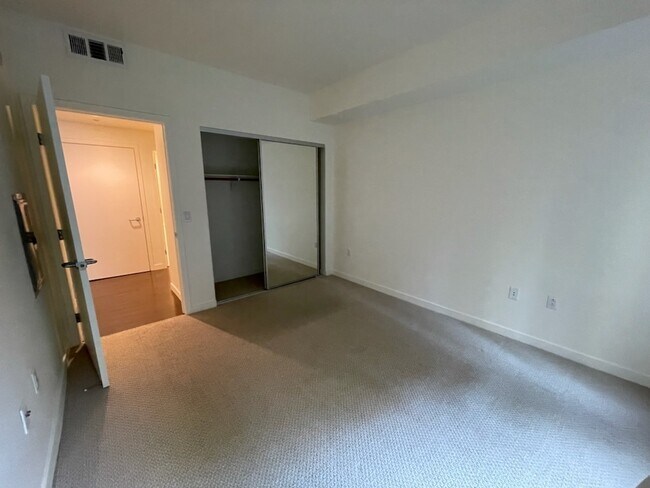 Building Photo - 2655 Bush St