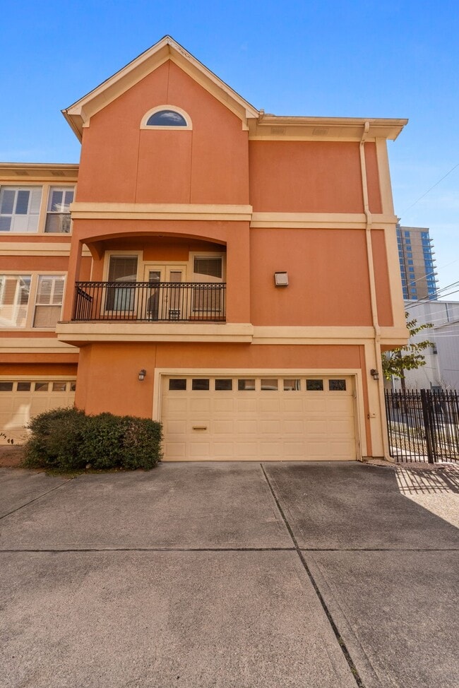 Building Photo - 827 Rosine St