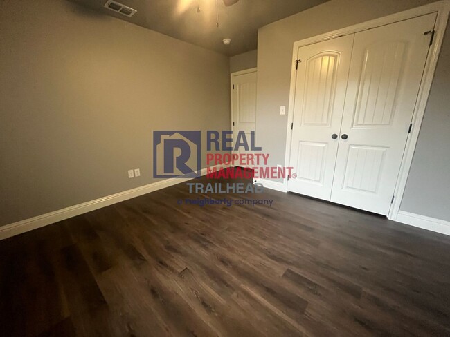 Building Photo - Attractive 3 Bed 2 Bath Home in Gated Lake...