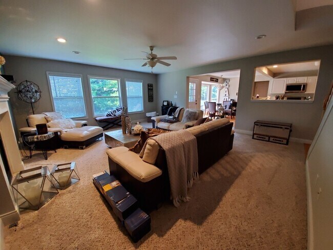 Building Photo - Executive home located near Bellbrook