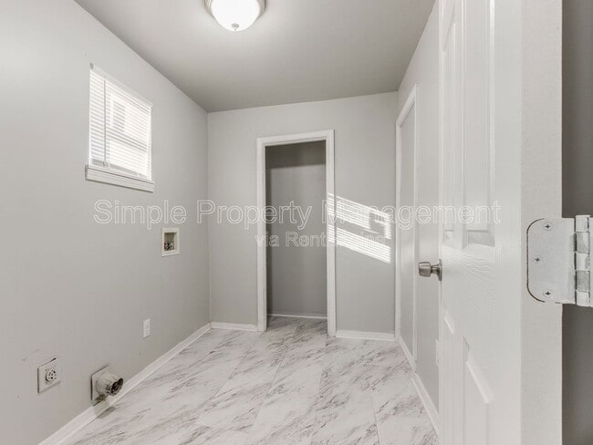 Building Photo - 730 N Louisa Ave