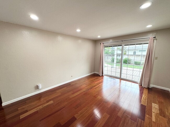 Building Photo - Perfect Shape Pleasanton Single Family Home in Val Vista neighborhood