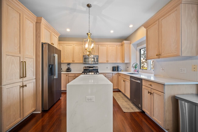 Building Photo - 142 N Dixon Dr