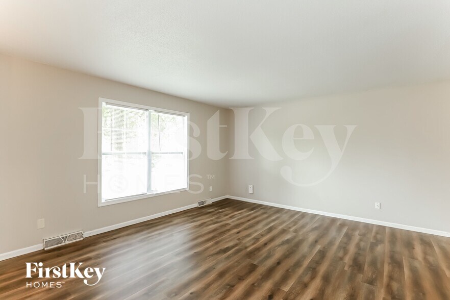 Building Photo - 5905 NW Whispering Oaks Ln