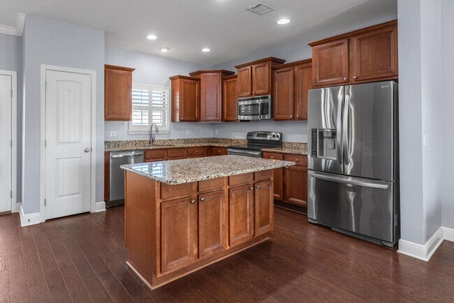 Building Photo - Driftwood Estates 3+ Bedroom Jewel!