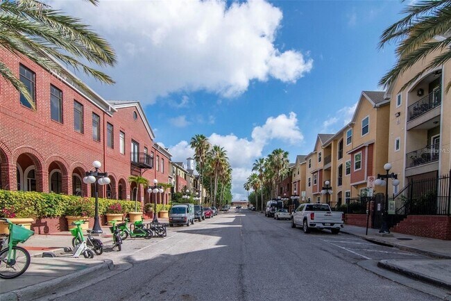 Building Photo - 2010 E Palm Ave