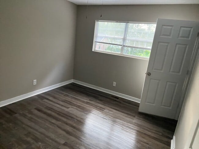 Building Photo - 305 Holliman St