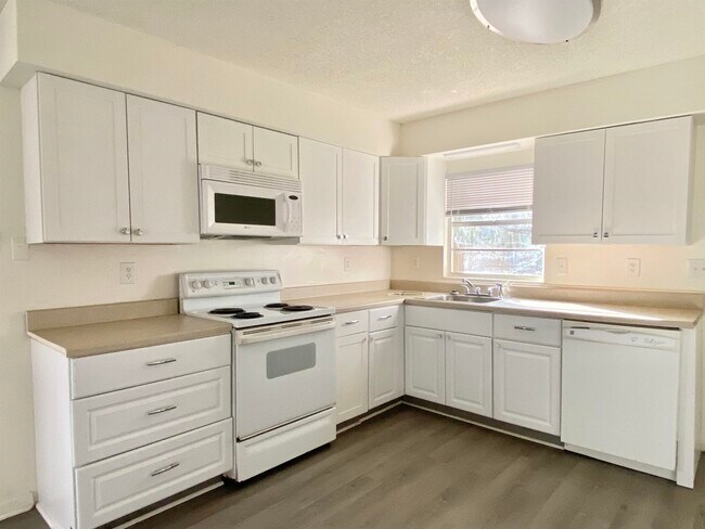 Building Photo - 3715 Bluff Ln