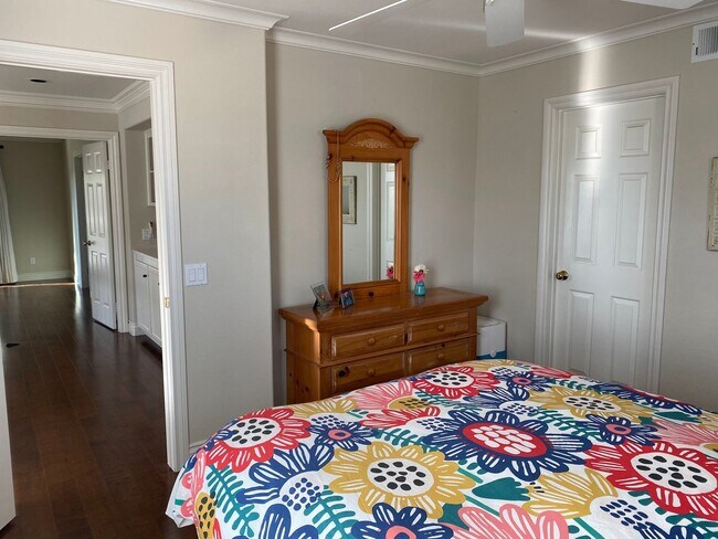 Building Photo - Private Courtyard Entry & Expansive Backyard Oasis