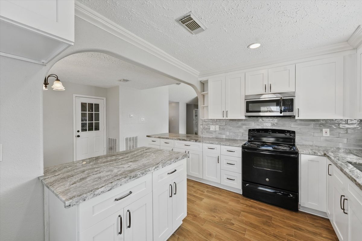 Building Photo - 16703 Pebbleglen Dr