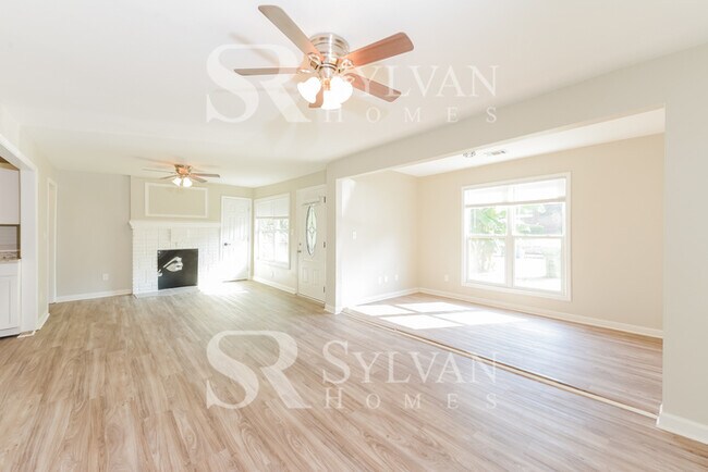 Building Photo - Prepare to fall in love with this 3 bedroom, 2 bathroom home