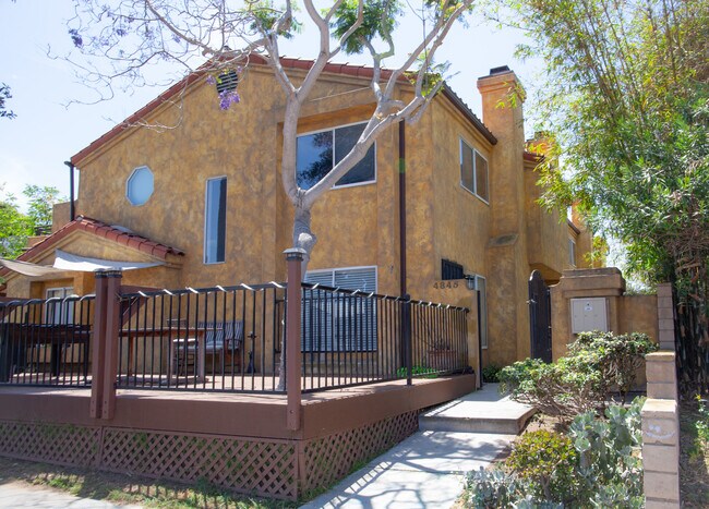 Front of building (3 units. #2 is in the middle.) - 4845 Muir Ave Unit 2