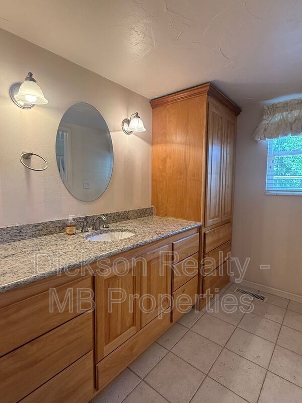 Building Photo - 2845 Glenwood Ct