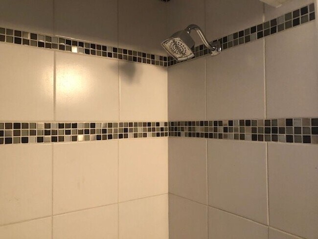 Building Photo - Great 4 Bedroom Home In Harper Woods