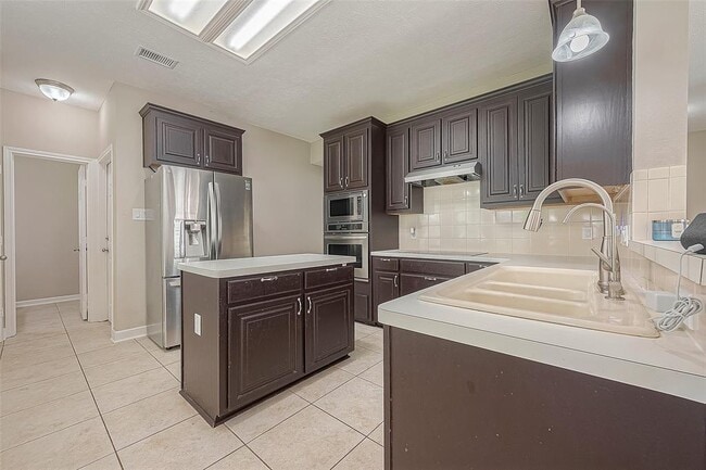 Building Photo - 1618 Savannah Dr