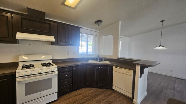 Building Photo - Gorgeous Single Story Home