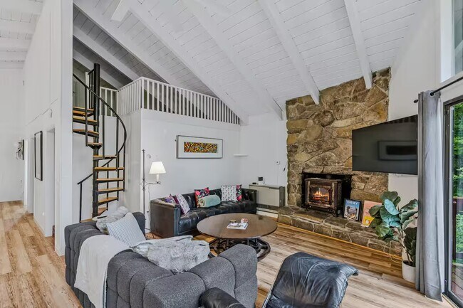 Building Photo - 2364 Willard Rd