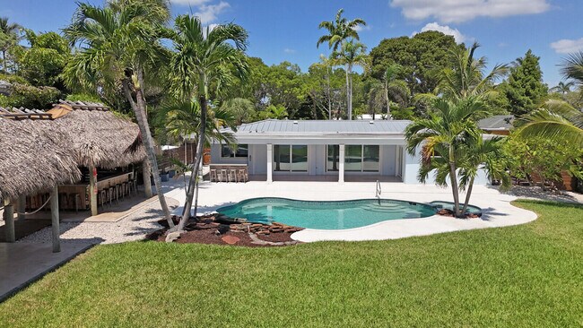 Building Photo - 930 S Lakeside Dr
