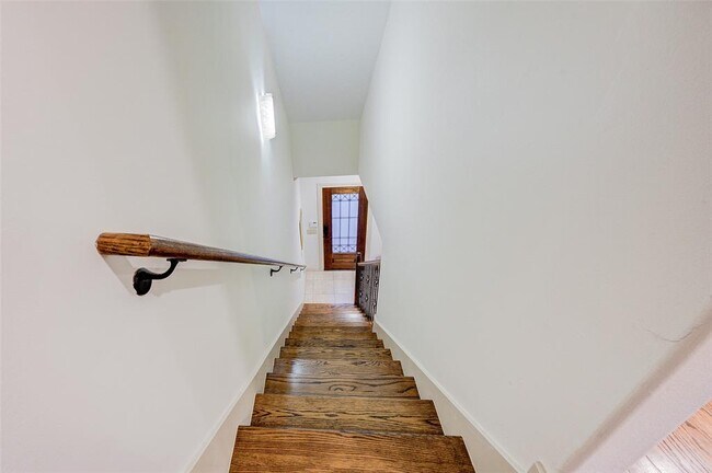 Building Photo - 3105 Fairdale Oaks E