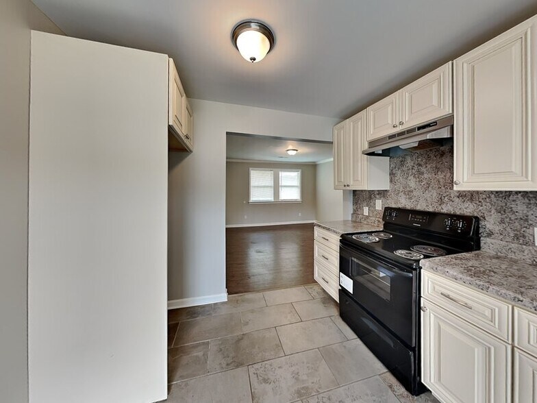 Building Photo - 7745 Madrid Ave