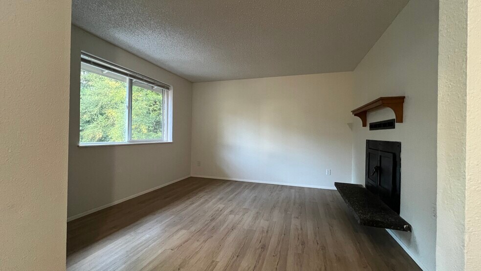 Building Photo - 14801 132nd Ave E