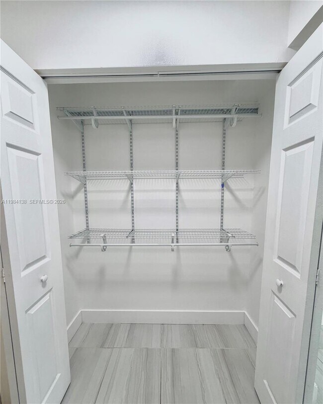 Building Photo - 650 S Park Rd