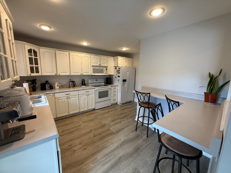 Building Photo - 10231 Hawthorne Dr