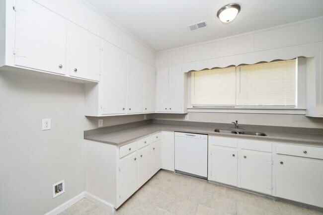 Building Photo - Renovated Gem with Space & Style in Bessemer