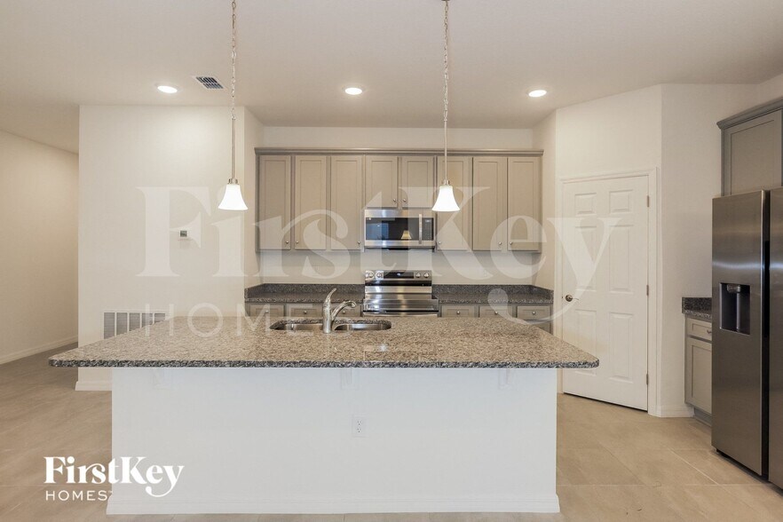 Building Photo - 405 Reina Wy