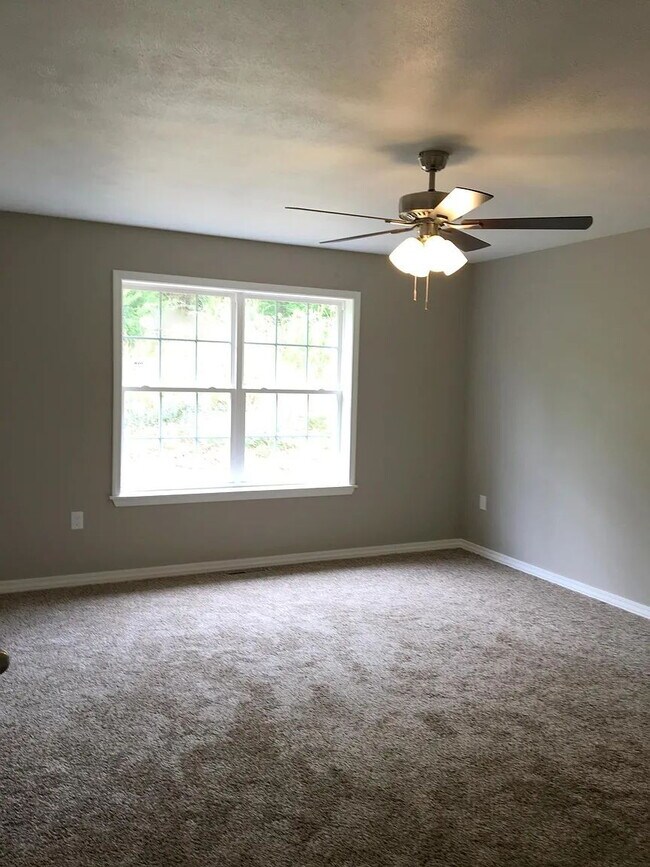 Building Photo - Cute town house with lawncare included!