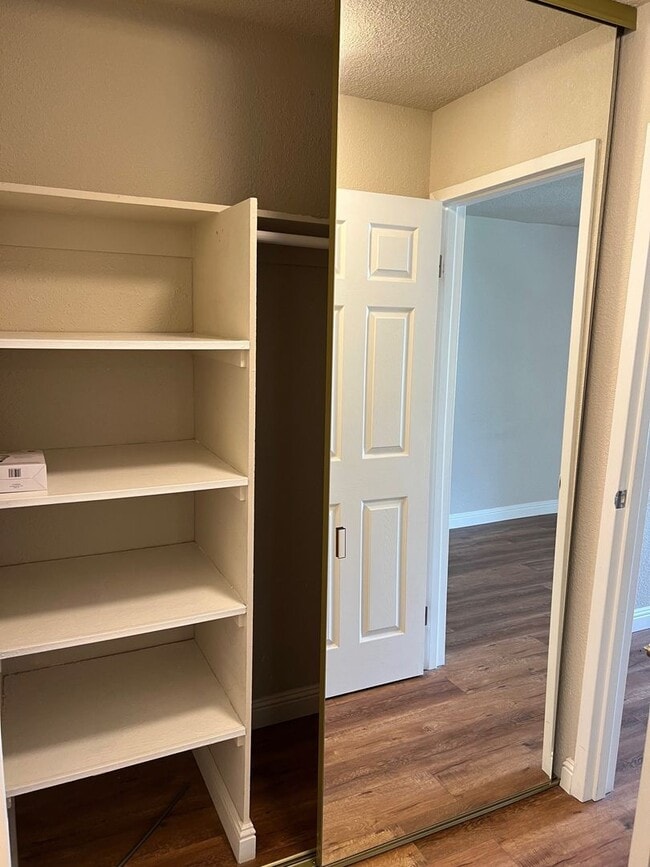 Building Photo - Sunny 1BR in Prime Oakland Location - Pool...
