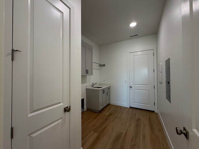 Building Photo - SPACIOUS PATIO HOME FOR RENT!