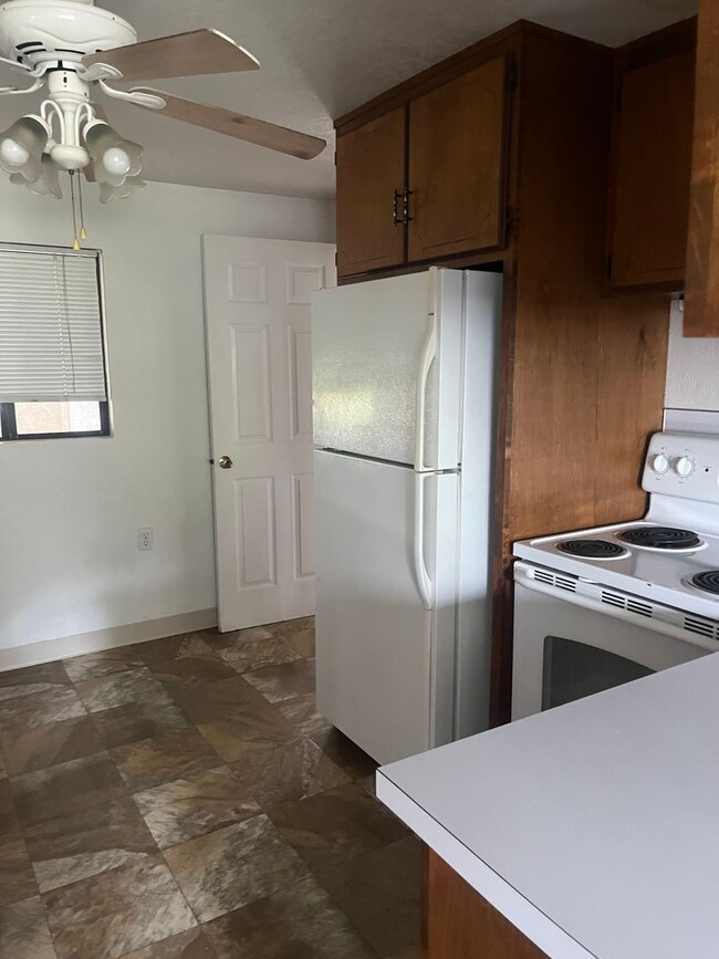 Building Photo - Nice 2 bedroom, 1 bath with yard.