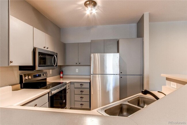 Building Photo - LOCATION LOCATION!! 2-bed 2-bath condo loc...