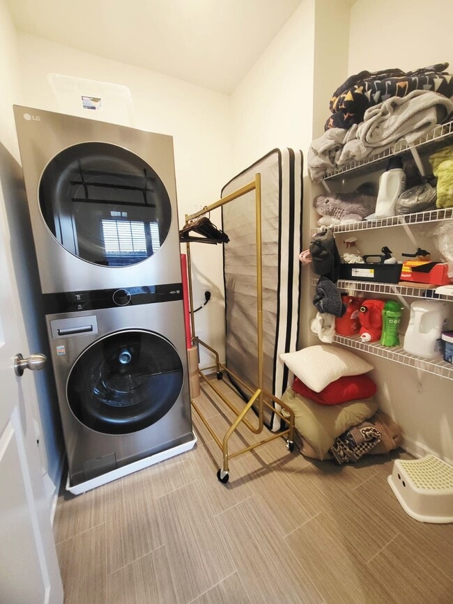 Building Photo - 366 Crandon Rd