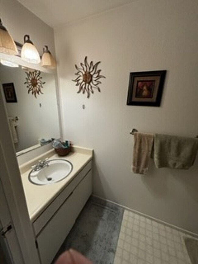 Building Photo - 8341 Valley View Ct