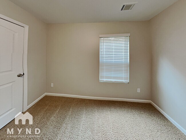 Building Photo - 404 Lake Ridge Ln