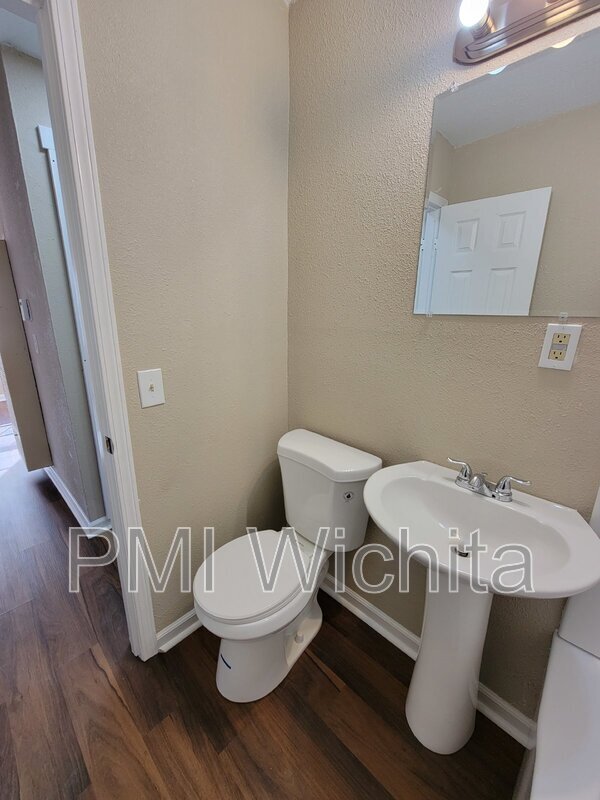 Building Photo - 2557 N Park Pl