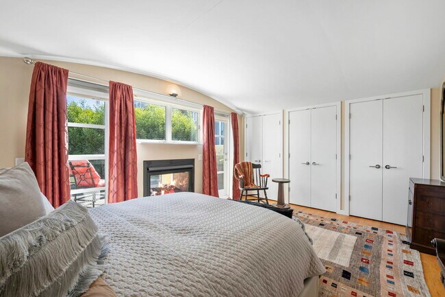 Building Photo - 2552 Hyde St